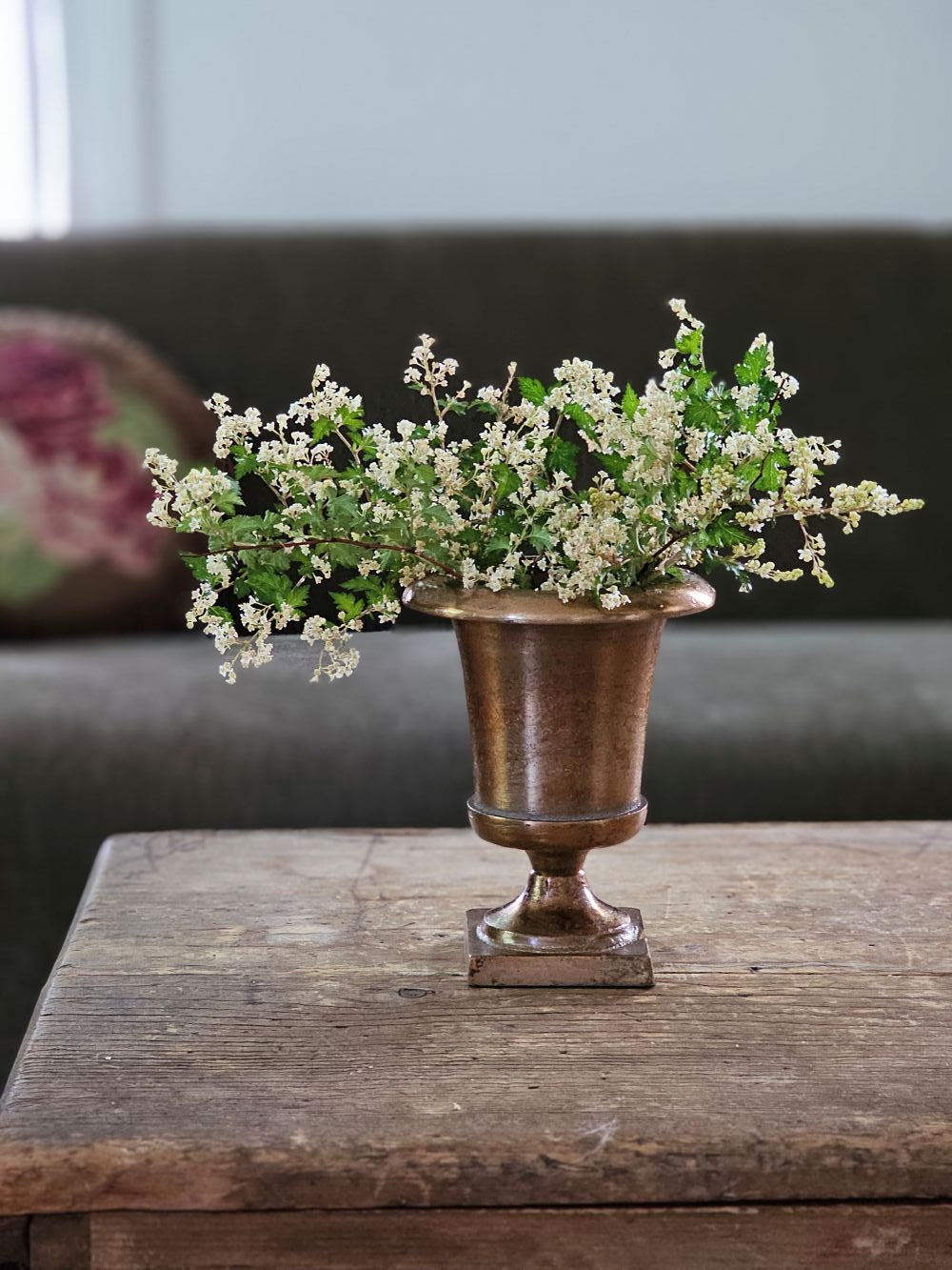 Vase urne en métal doré bronze vieilli