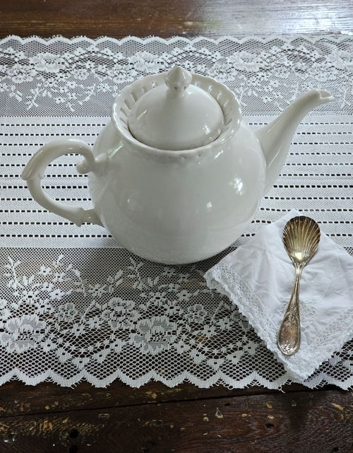 Théière à Souvenirs Blanc Antique avec Bordure en Dentelle Perforée