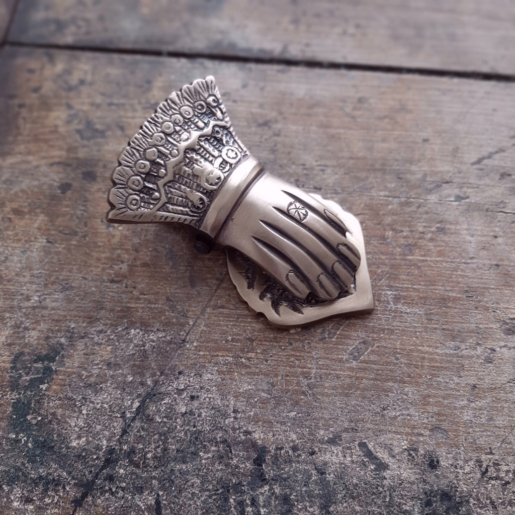 Handclip aus goldfarbenem Messing