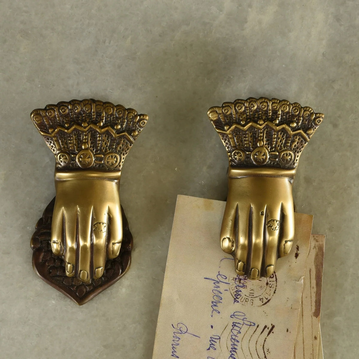 Handclip aus goldfarbenem Messing