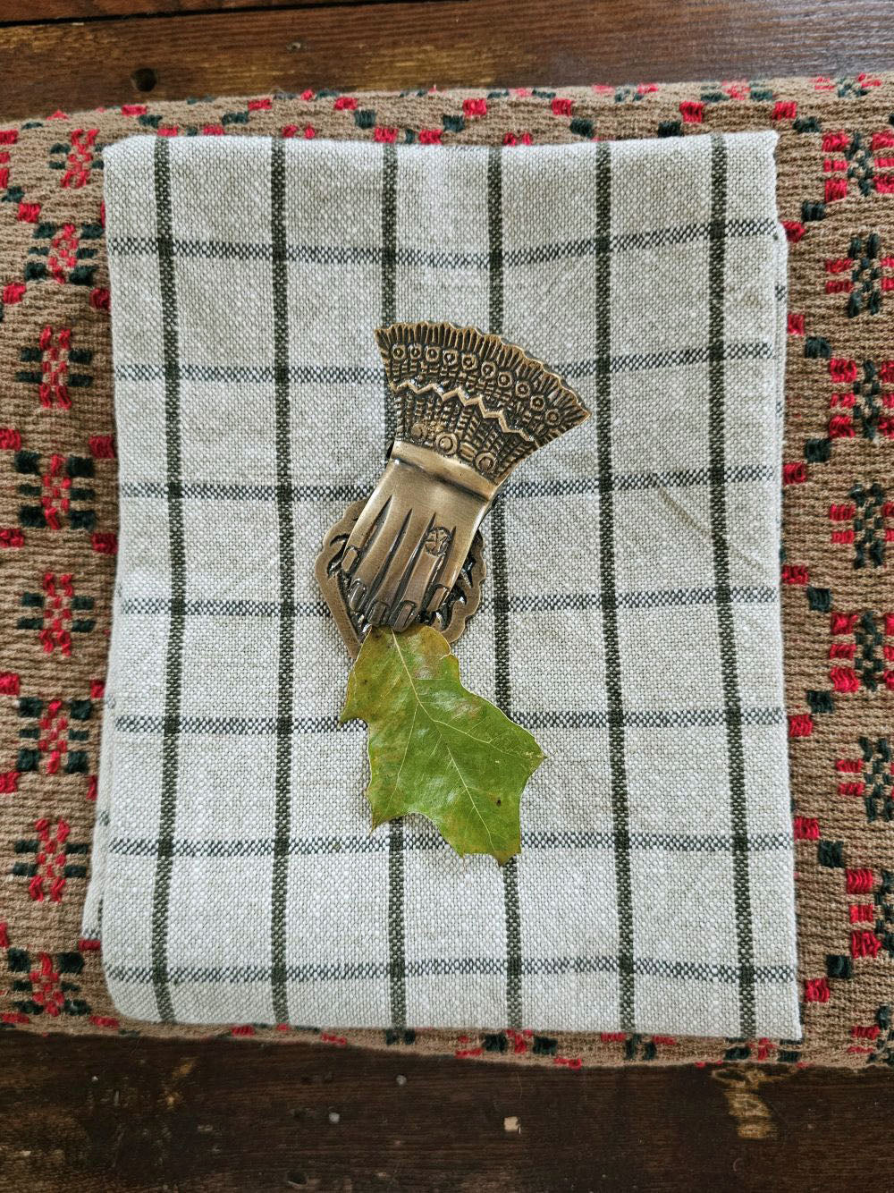 Handclip aus goldfarbenem Messing