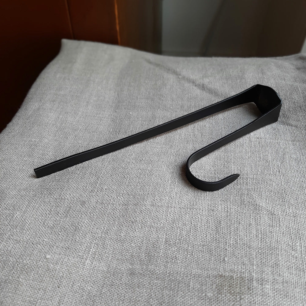 Crochet noir pour porte de placard