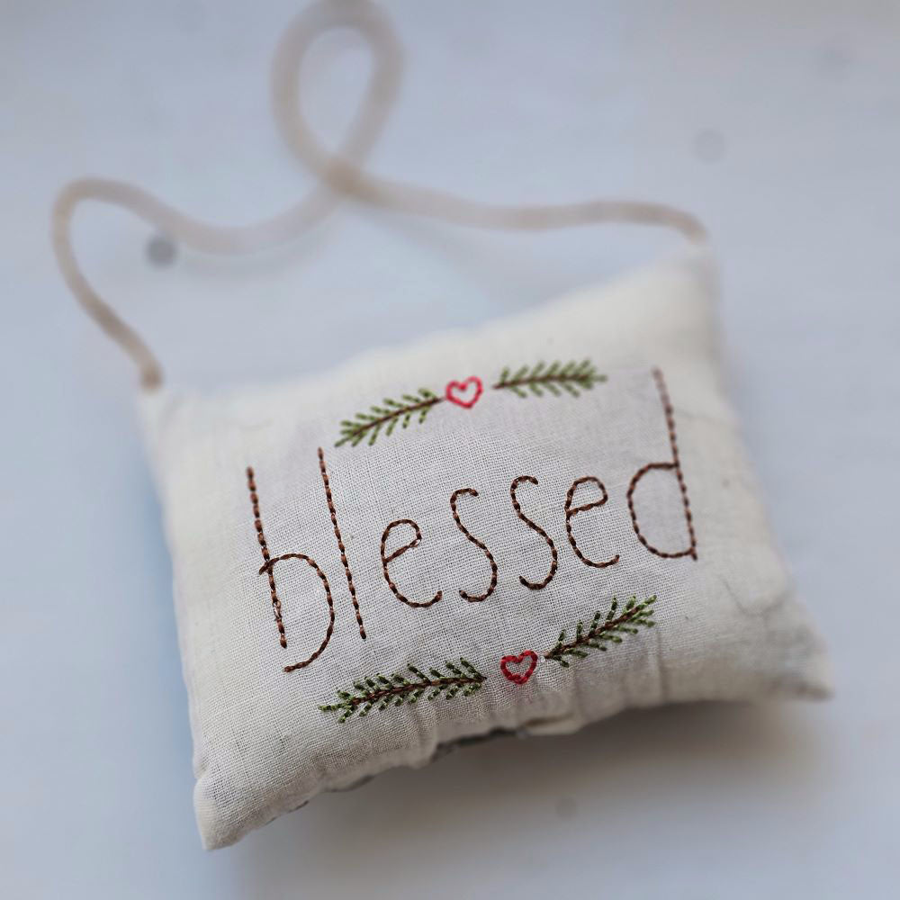 Besticktes Kissen-Ornament – Saisonale & festliche Dekoration