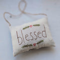 Besticktes Kissen-Ornament – Saisonale & festliche Dekoration