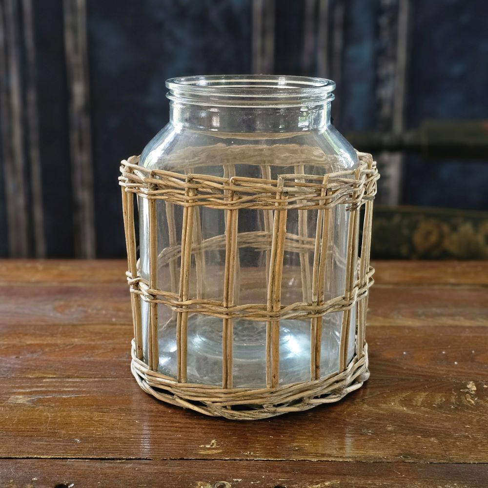 Glasgefäß mit Weidenkorbhülle