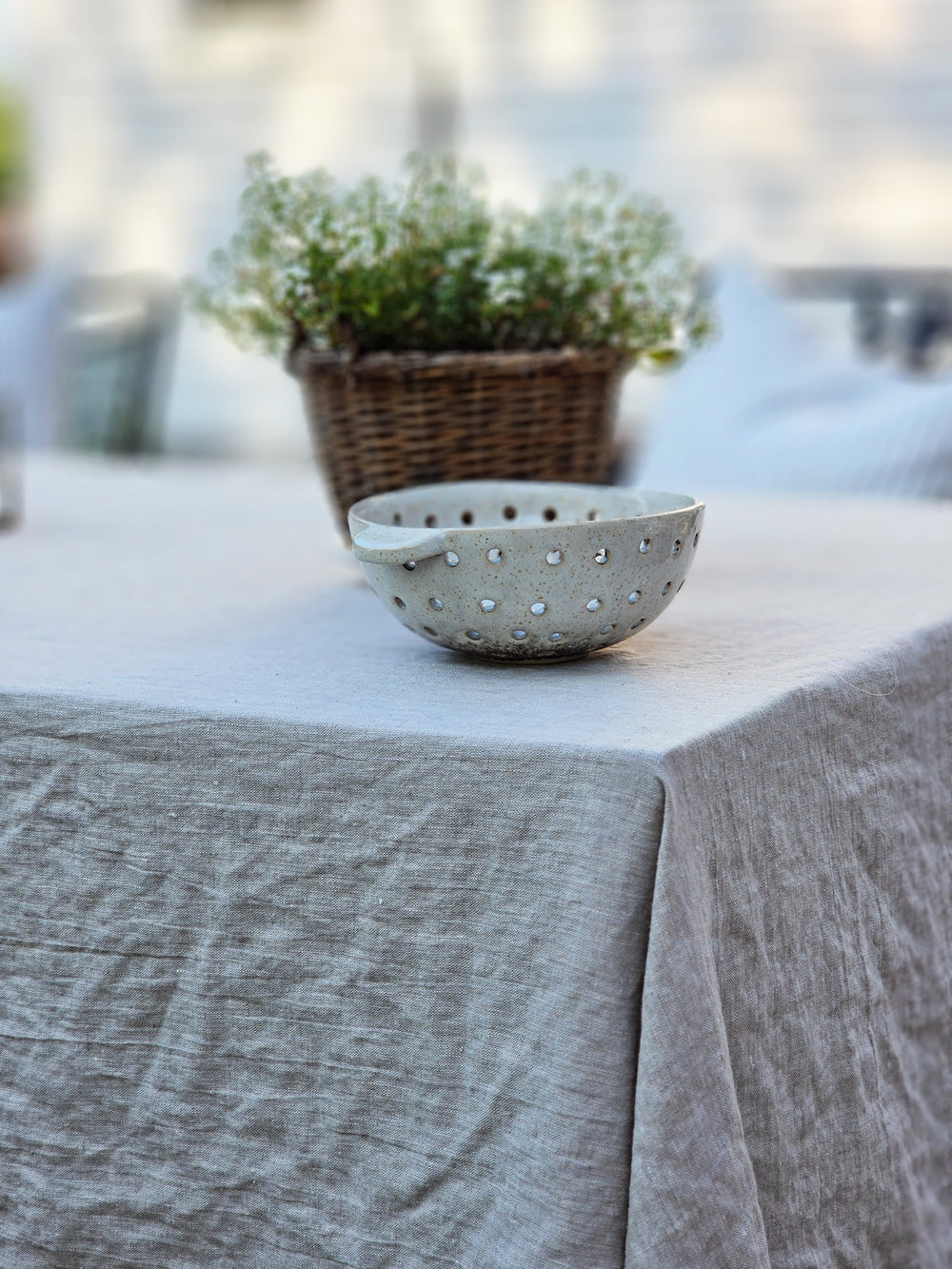 Rustikale Keramik-Beerenbowl mit Siebdesign