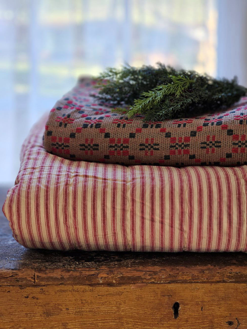 Von Wales inspirierte Kuscheldecke, Rot und Grün
