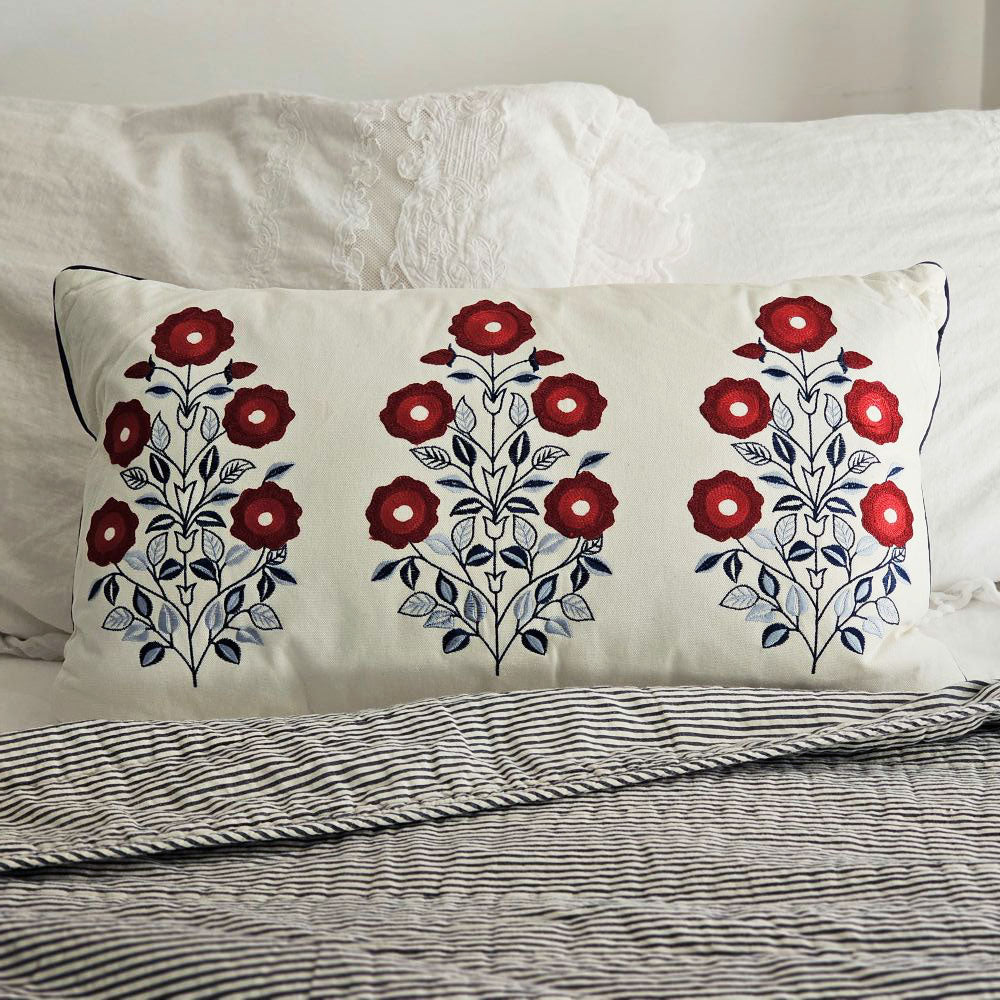 Coussin à fleurs folkloriques brodé rouge, blanc et bleu
