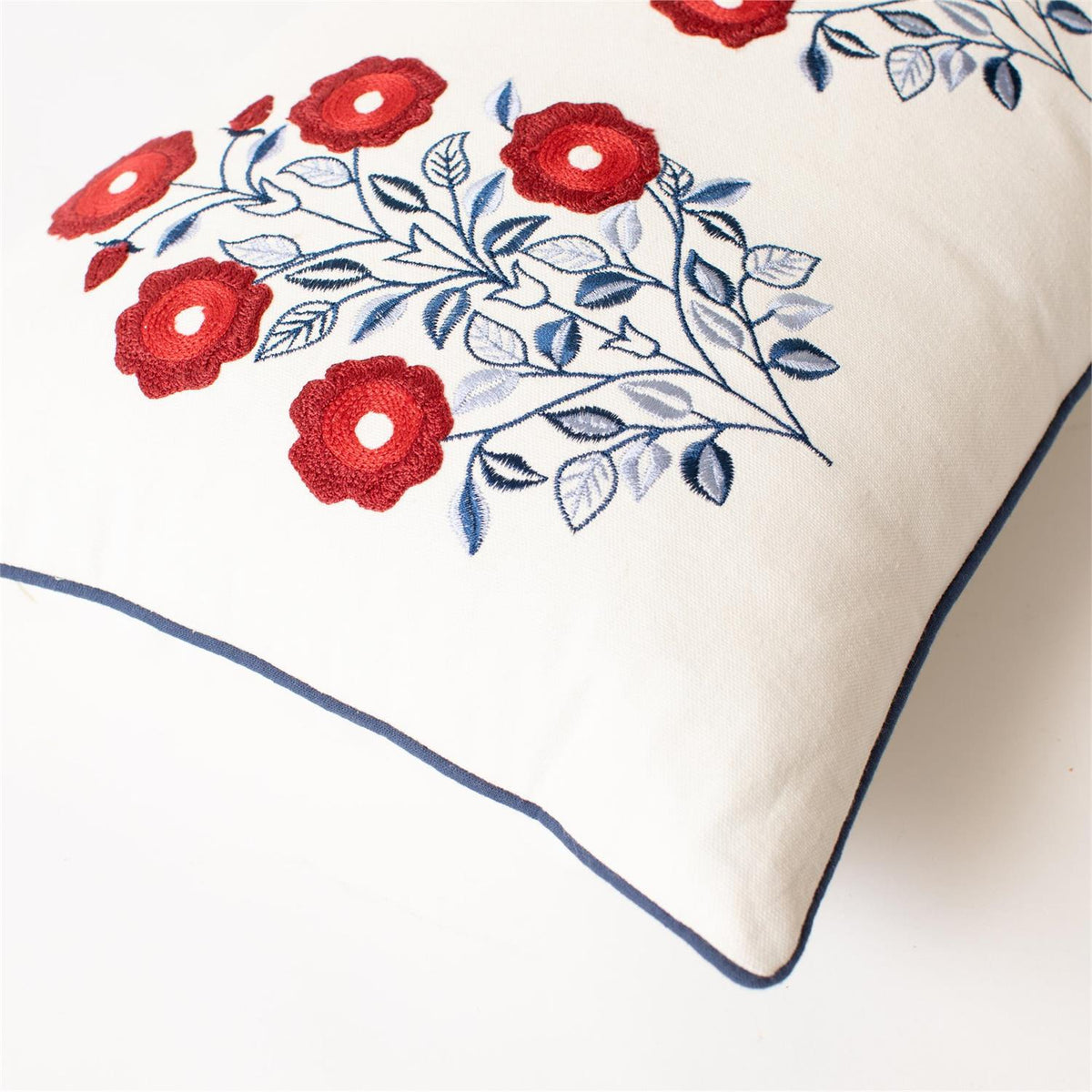Coussin à fleurs folkloriques brodé rouge, blanc et bleu