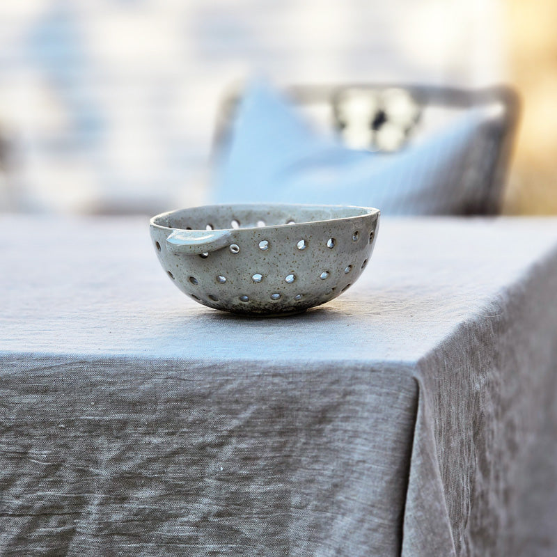 Rustikale Keramik-Beerenbowl mit Siebdesign