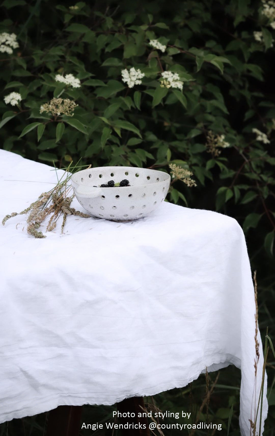 Rustikale Keramik-Beerenbowl mit Siebdesign