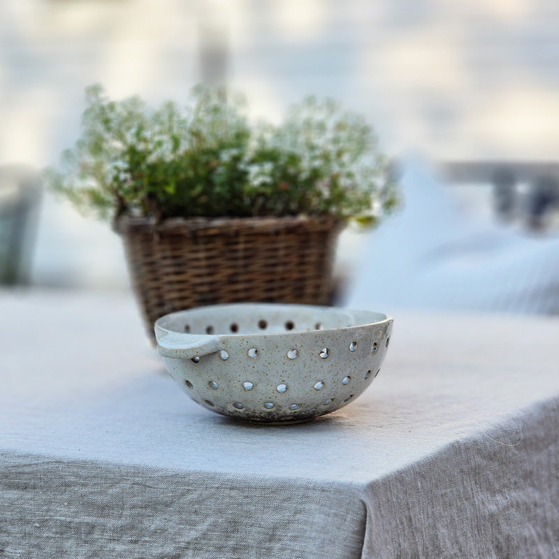 Rustikale Keramik-Beerenbowl mit Siebdesign
