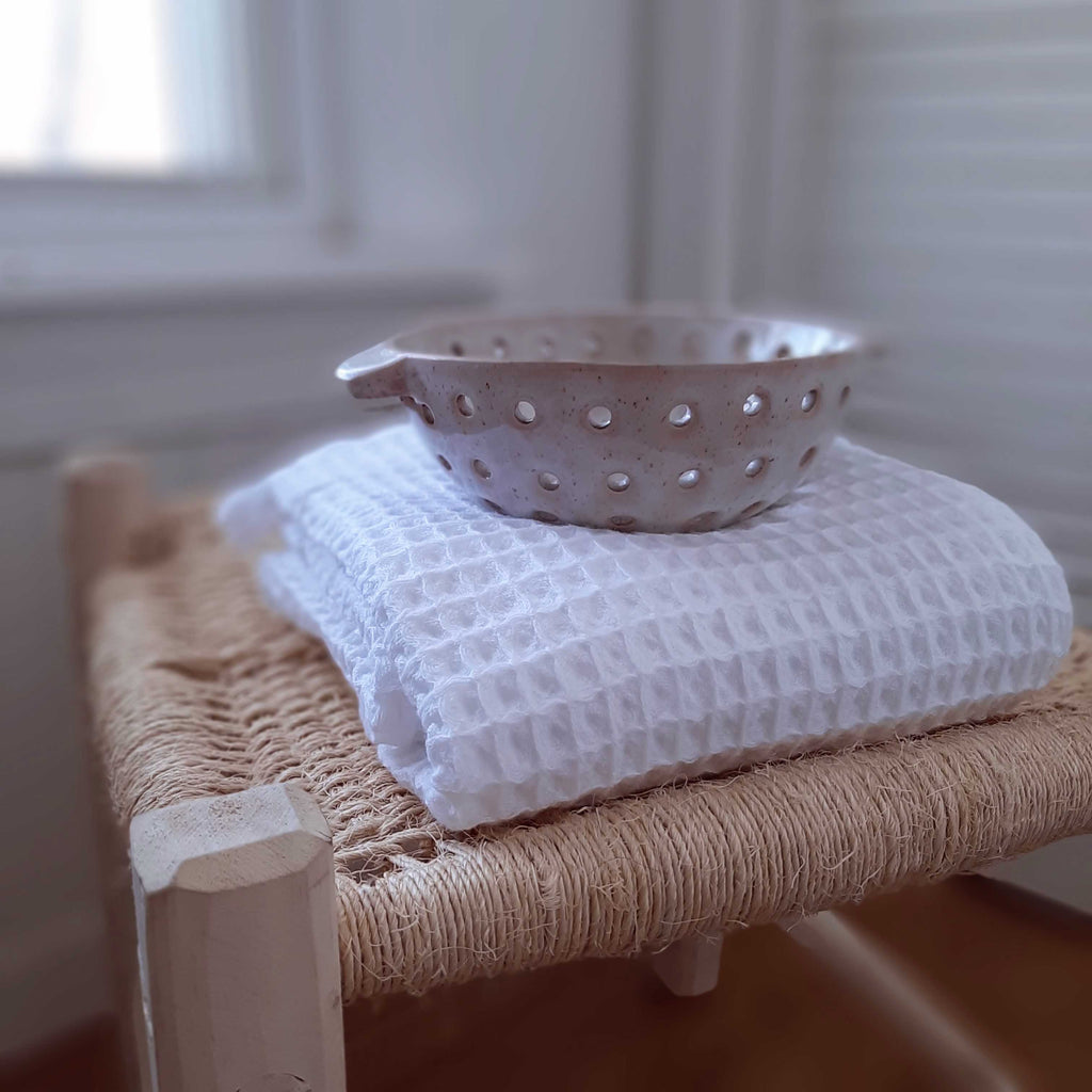 Rustikale Keramik-Beerenbowl mit Siebdesign
