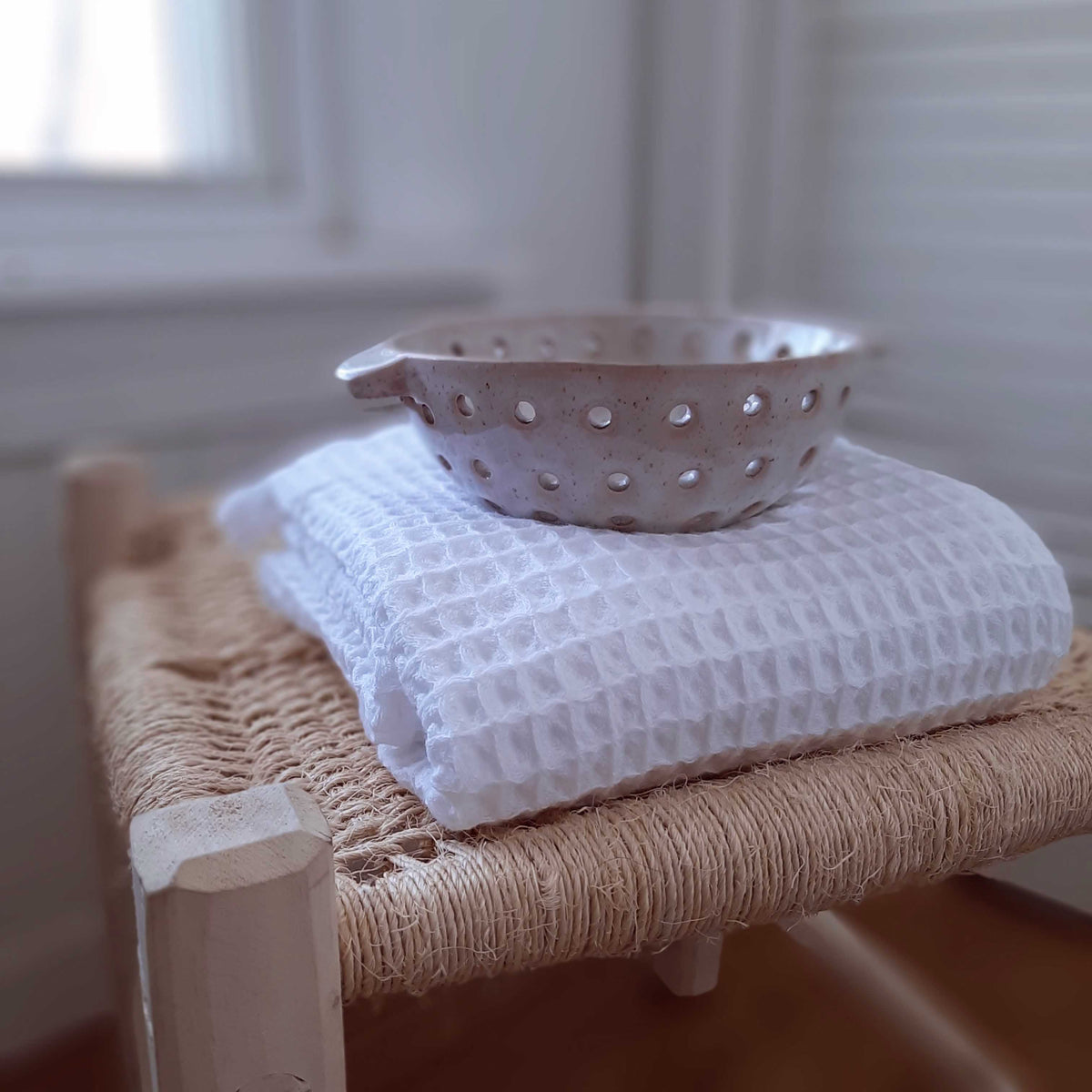 Rustikale Keramik-Beerenbowl mit Siebdesign