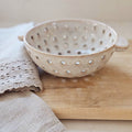 Rustikale Keramik-Beerenbowl mit Siebdesign