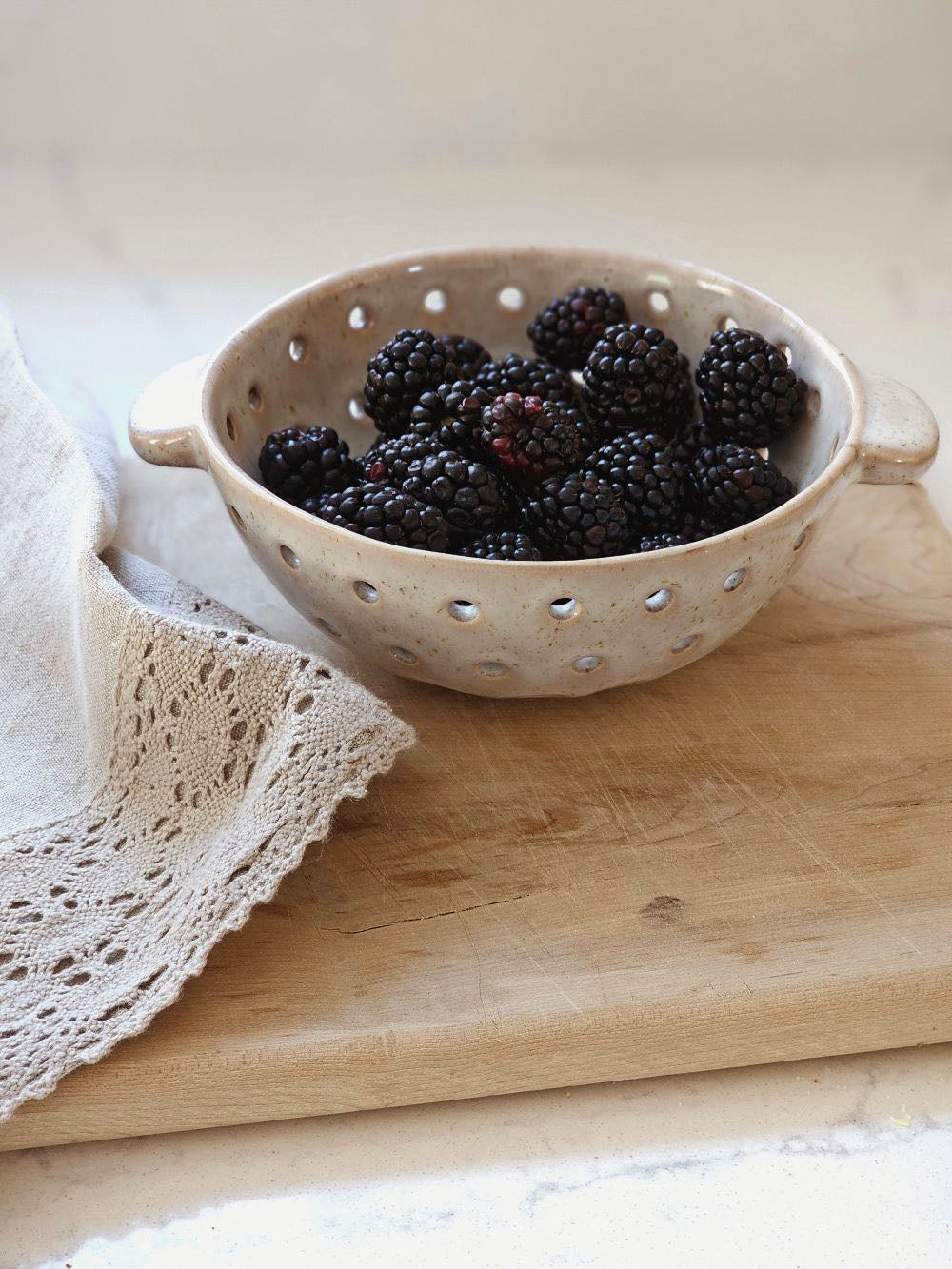 Rustikale Keramik-Beerenbowl mit Siebdesign