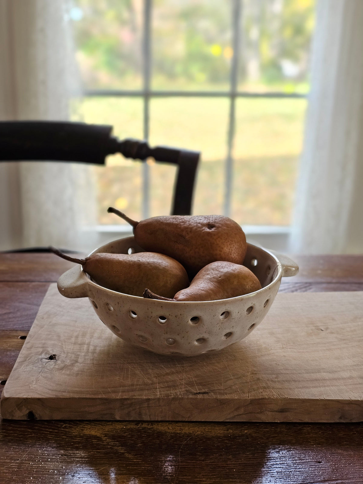 Rustikale Keramik-Beerenbowl mit Siebdesign