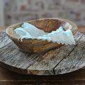 Kleine primitive Teigschale aus Holz