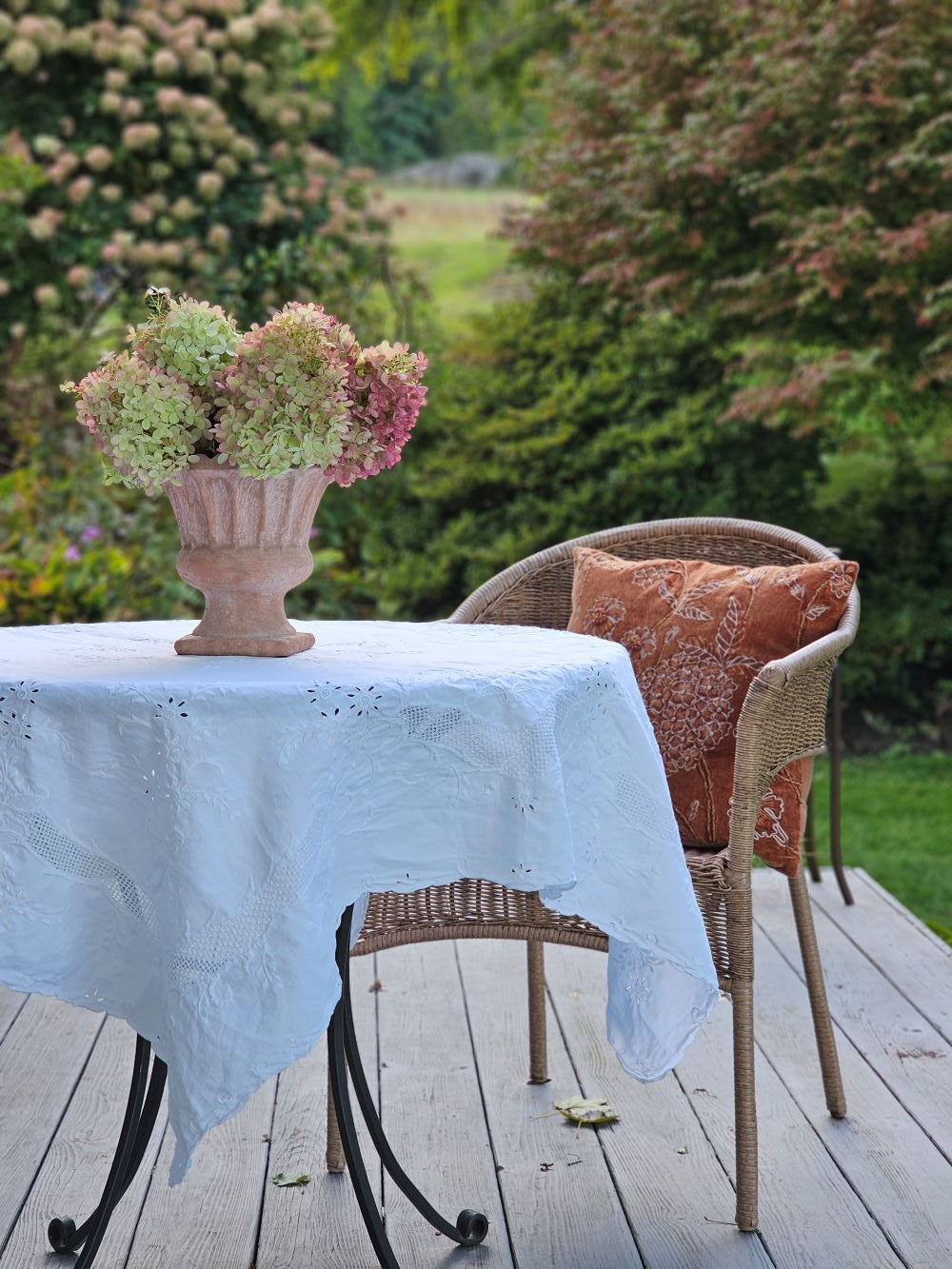 Nappe en lin blanc de style vintage avec dentelle ajourée et broderie