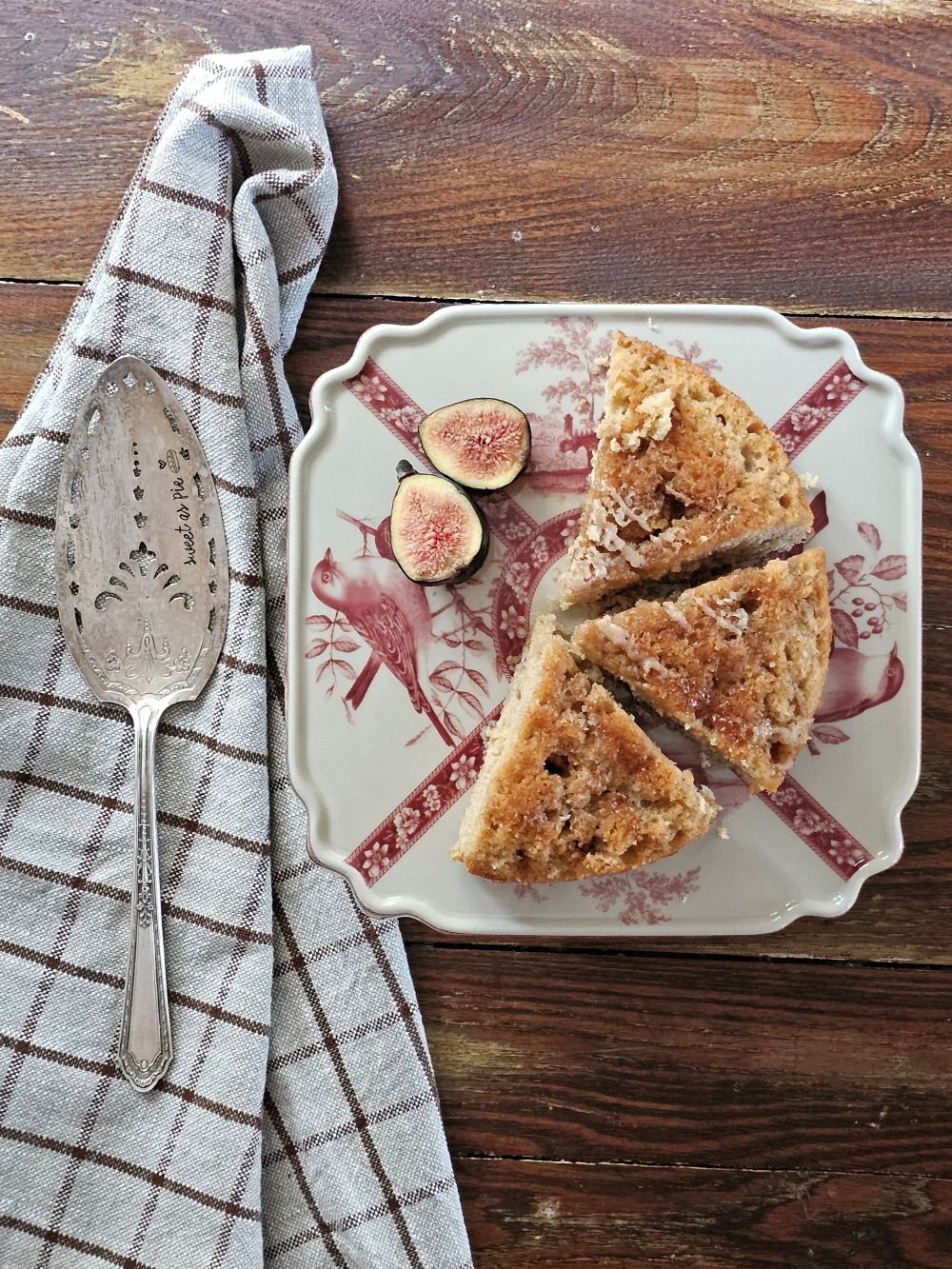 Présentoir à gâteau en faïence bleue à décor imprimé