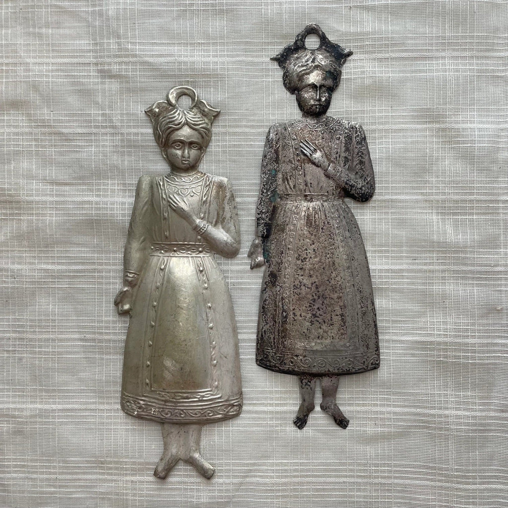 Ex-voto italiano vintage, figura feminina