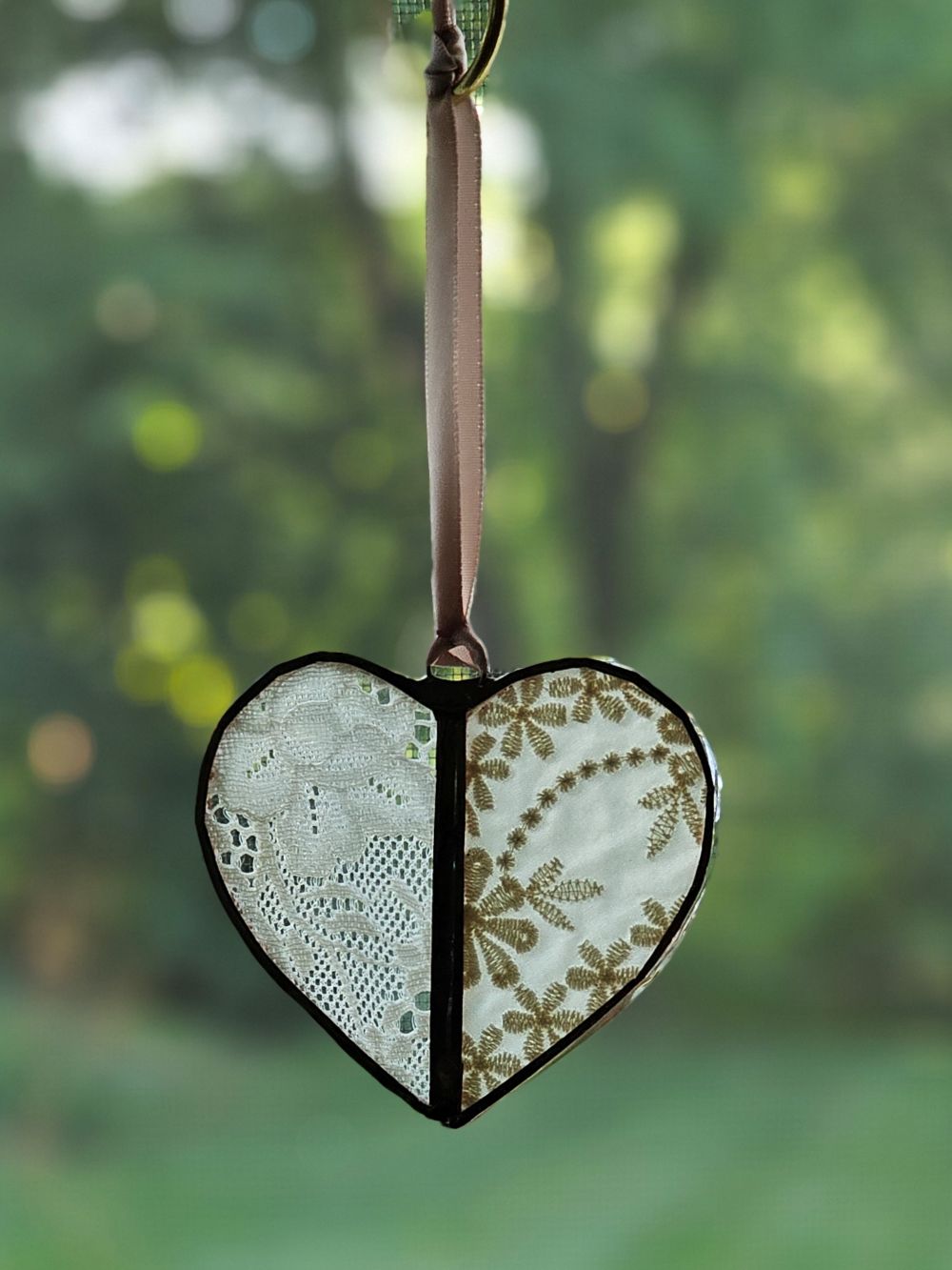 Ornement cœur en dentelle vintage avec surbrillance en verre