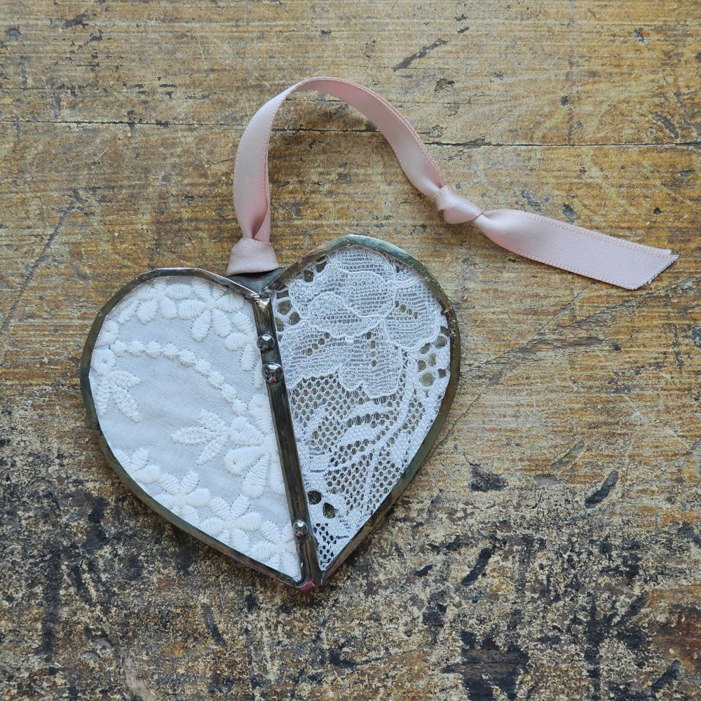 Ornement cœur en dentelle vintage avec surbrillance en verre
