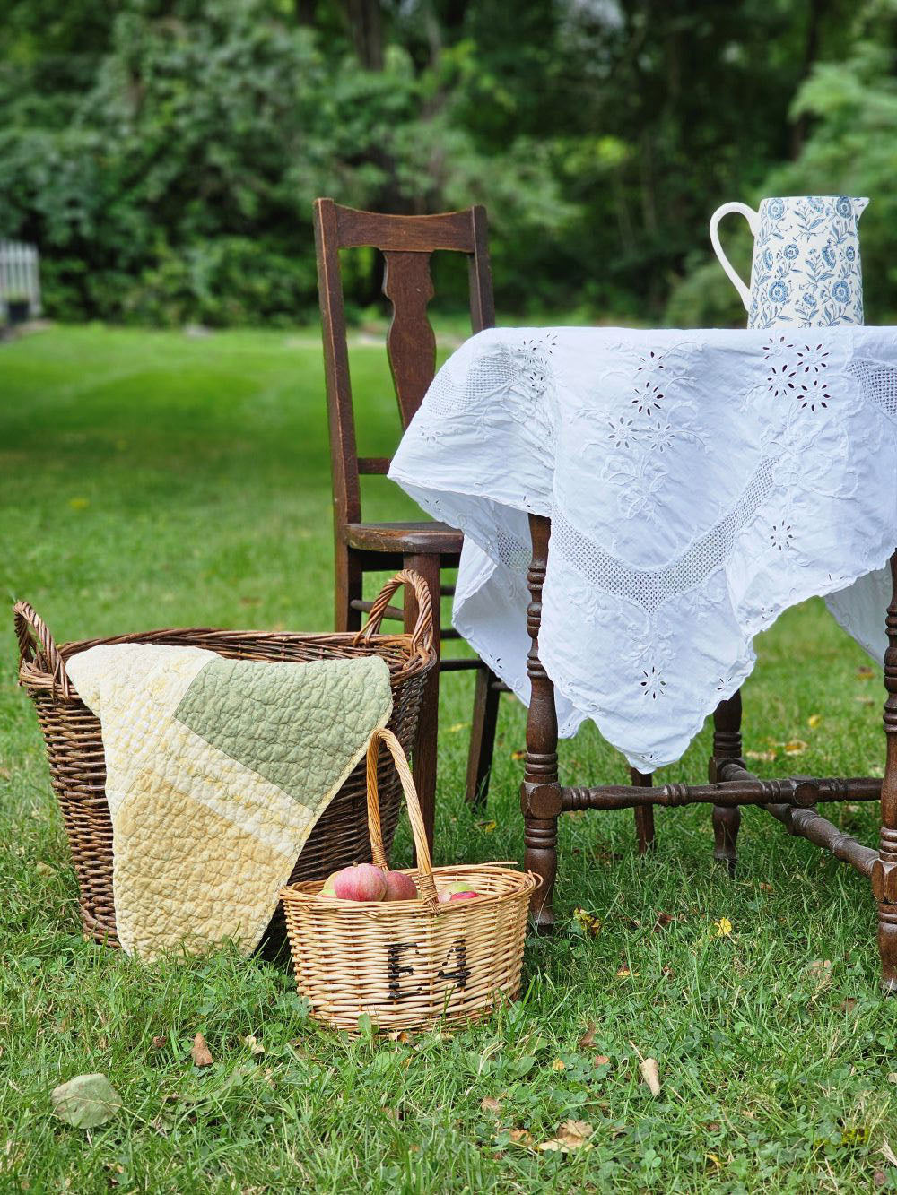 Weiße Tischdecke im Vintage-Stil aus Leinen mit Cutwork-Spitze und Stickerei