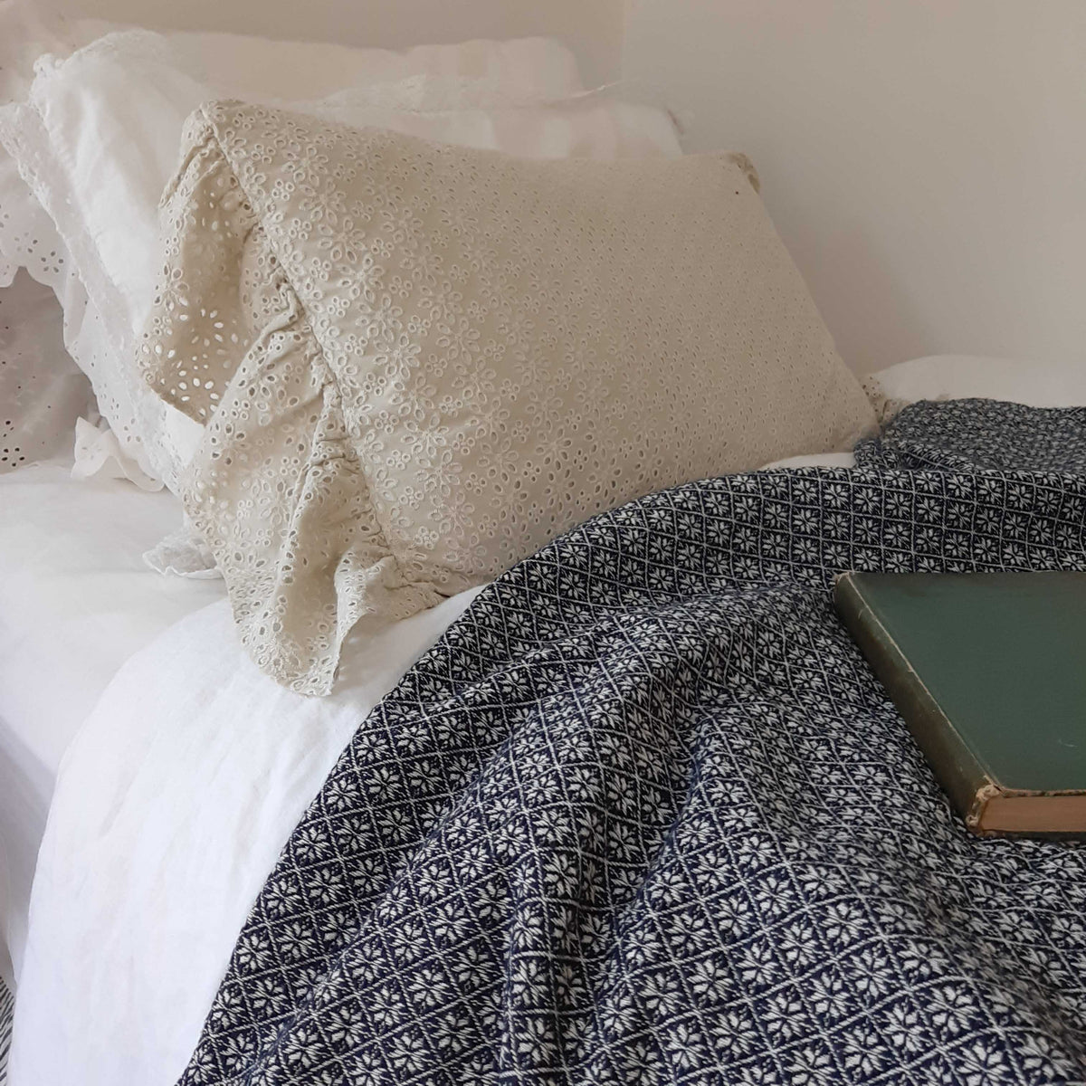 Von Wales inspirierte Kuscheldecke, Marineblau