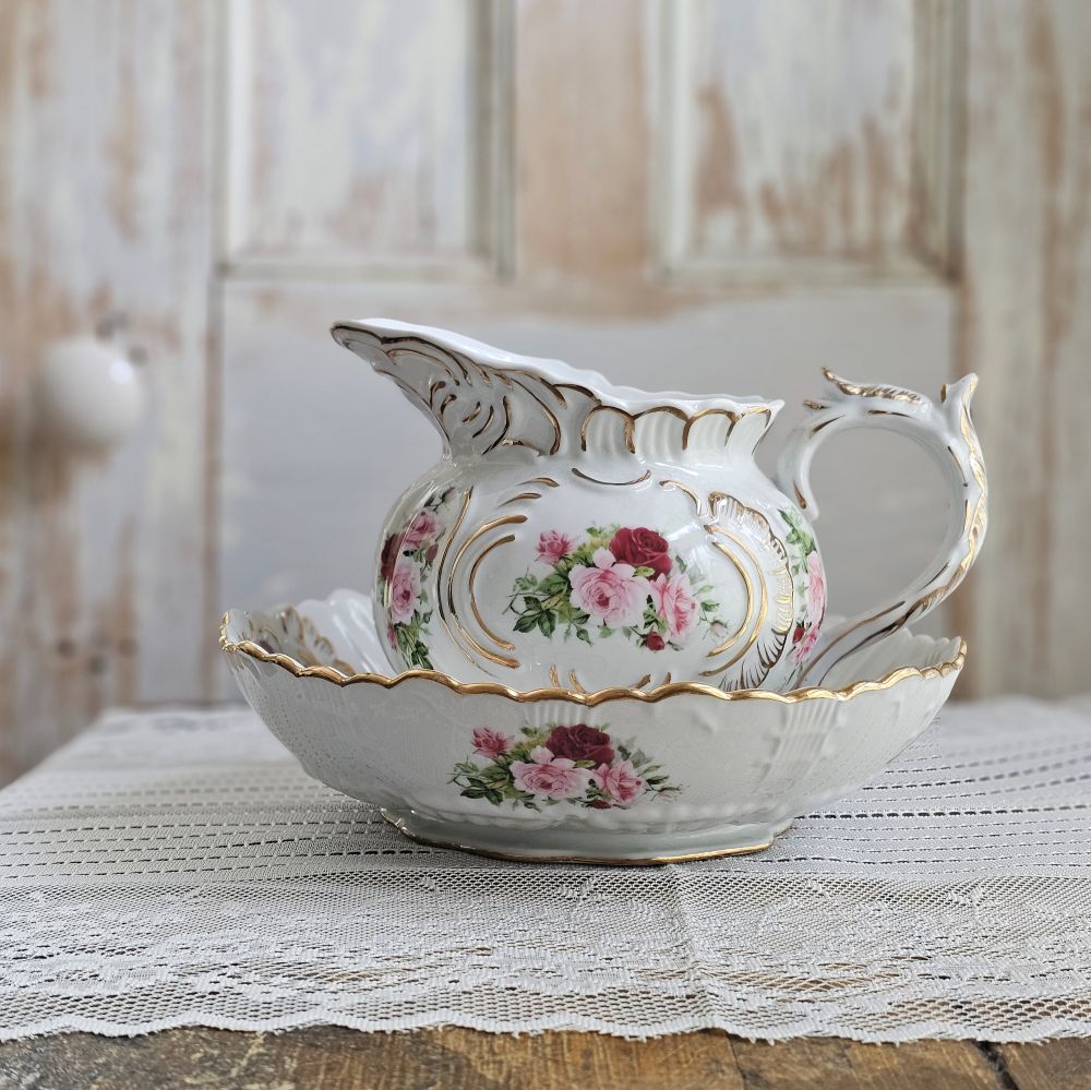 Porzellan-Krug und -Schale in Weiß mit Vintage-Rosen- und Goldakzenten