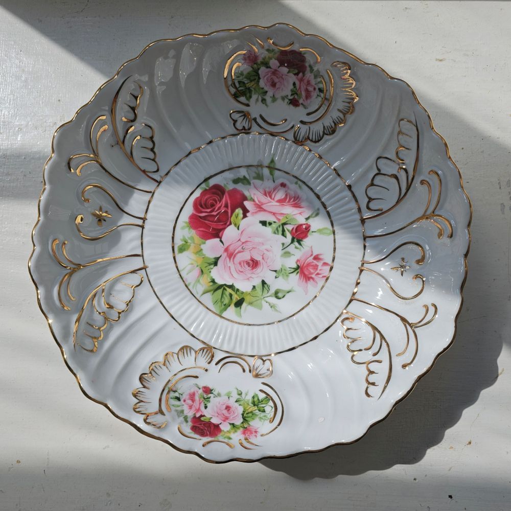 Porzellan-Krug und -Schale in Weiß mit Vintage-Rosen- und Goldakzenten