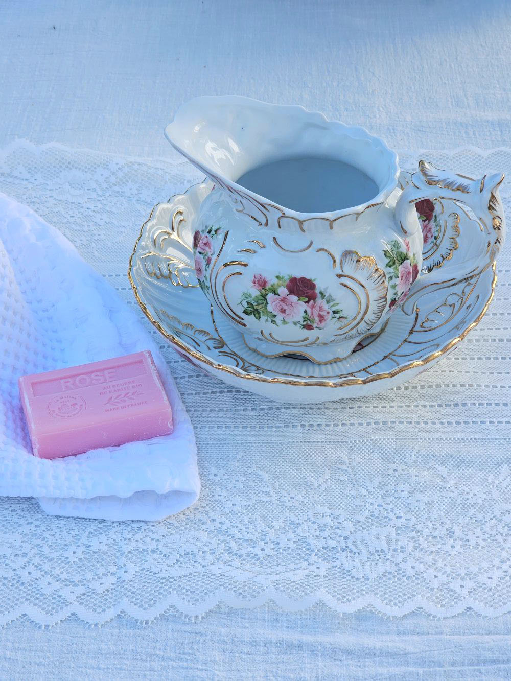 Porzellan-Krug und -Schale in Weiß mit Vintage-Rosen- und Goldakzenten