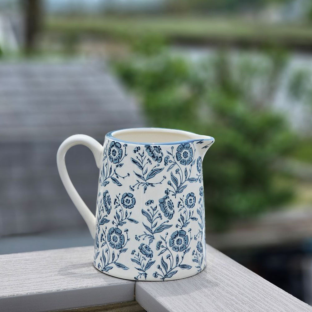 Weiß-blauer Blumenkrug